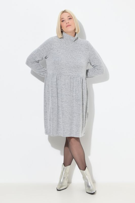 Robe en maille, manches longues et col montant, coupe évasée