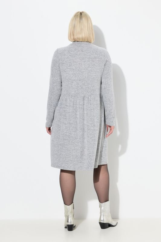 Robe en maille, manches longues et col montant, coupe évasée