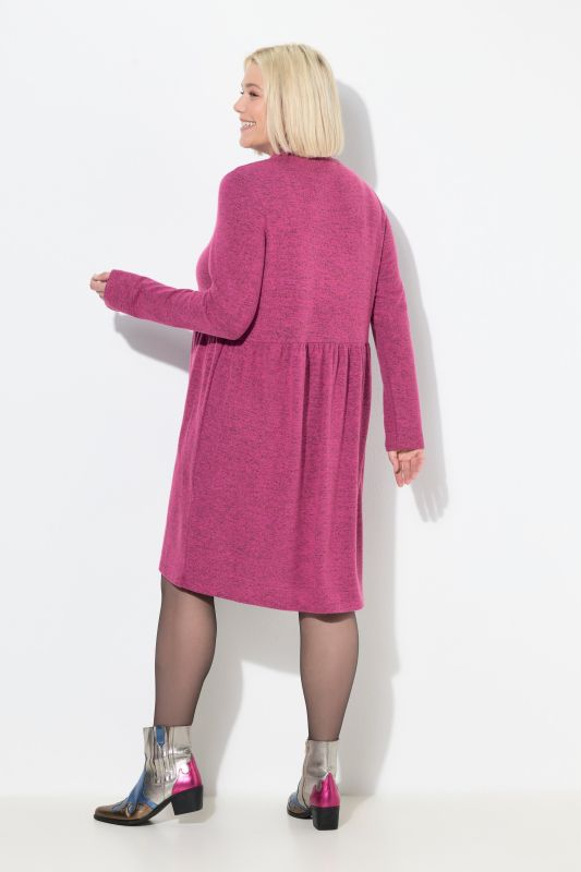 Robe en maille, manches longues et col montant, coupe évasée