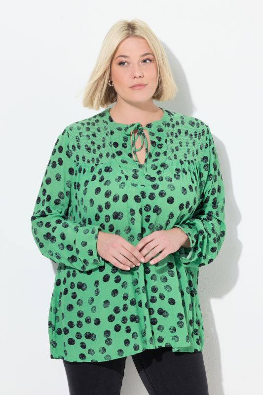 Blouse smockée avec motif à pois, col tunisien et manches longues, coupe évasée