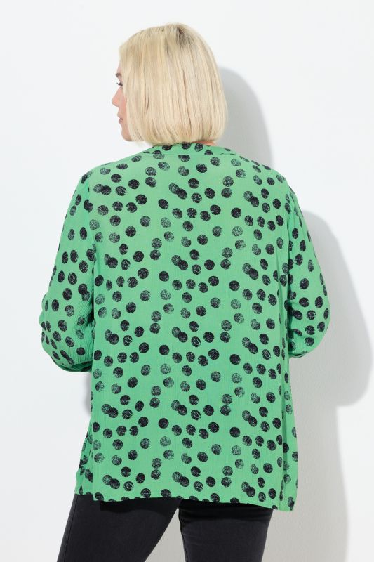 Blouse smockée avec motif à pois, col tunisien et manches longues, coupe évasée