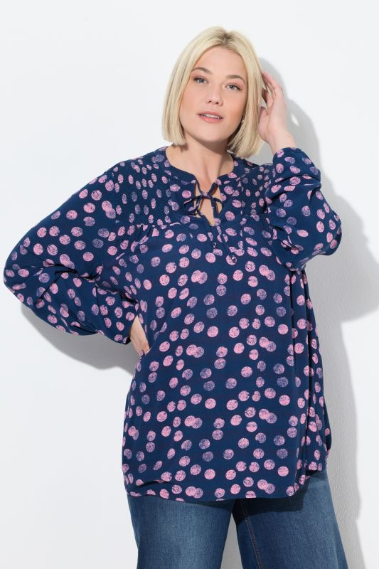 Blouse smockée avec motif à pois, col tunisien et manches longues, coupe évasée