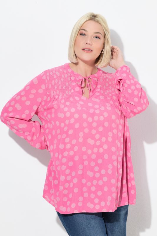 Blouse smockée avec motif à pois, col tunisien et manches longues, coupe évasée