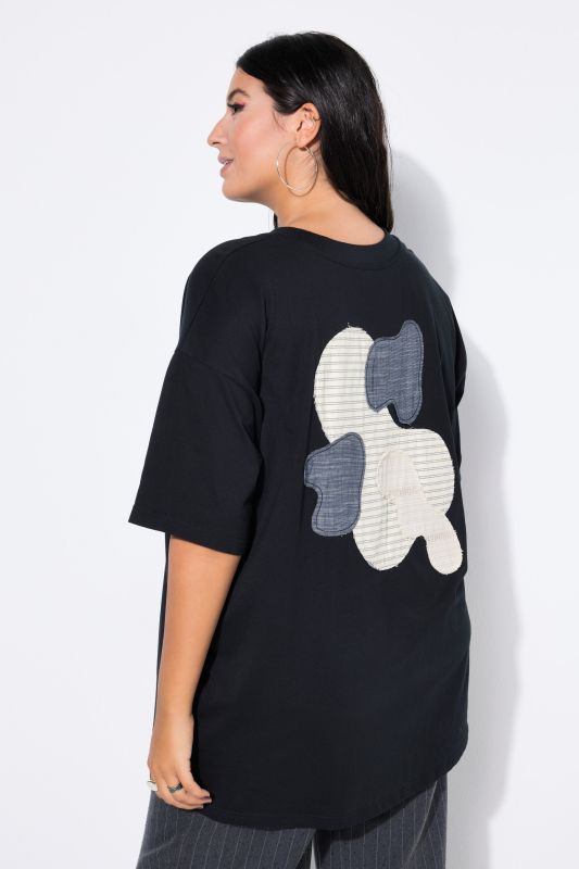 T-shirt oversize, message imprimé et écusson dans le dos