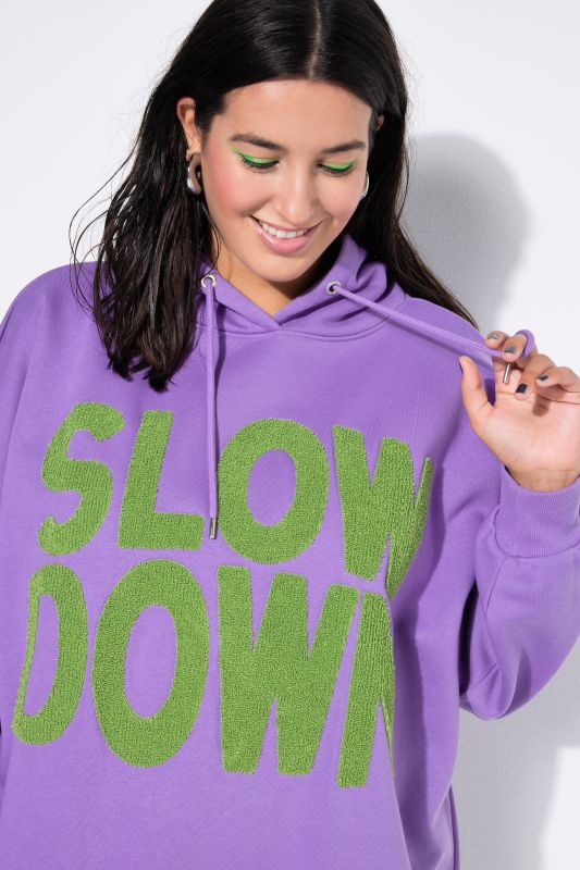 Sweat à capuche oversize. Lettrage en bouclette