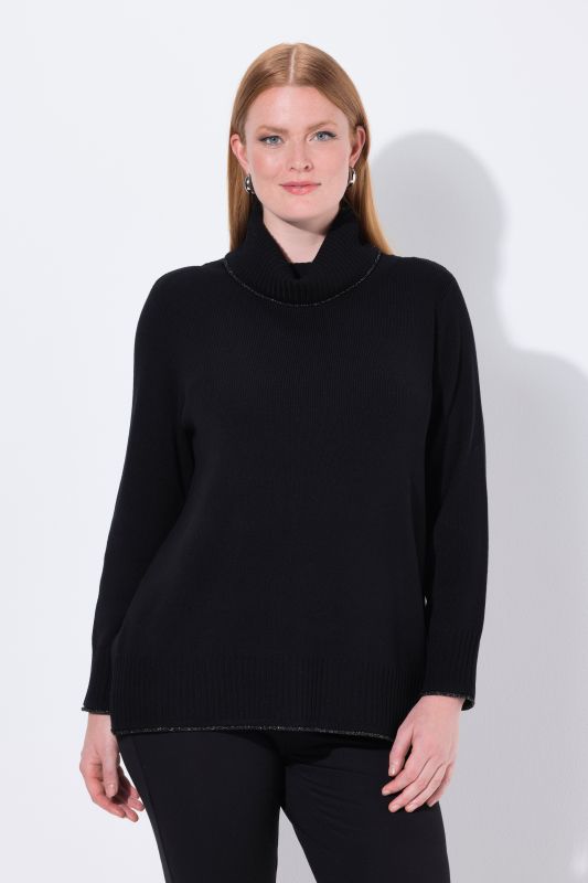 Pull à manches longues et bord roulé pailleté. Coupe évasée et col roulé
