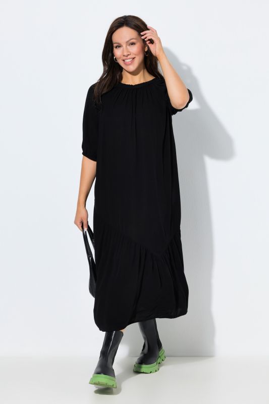 Robe midi à col rond et manches courtes. Base volantée et matière texturée