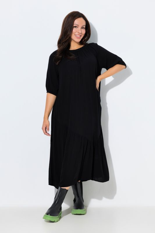 Robe midi à col rond et manches courtes. Base volantée et matière texturée