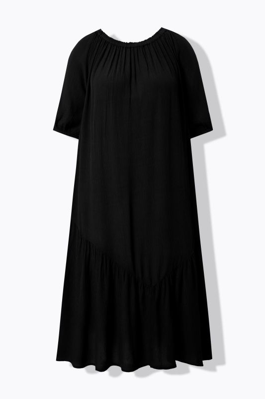 Robe midi à col rond et manches courtes. Base volantée et matière texturée