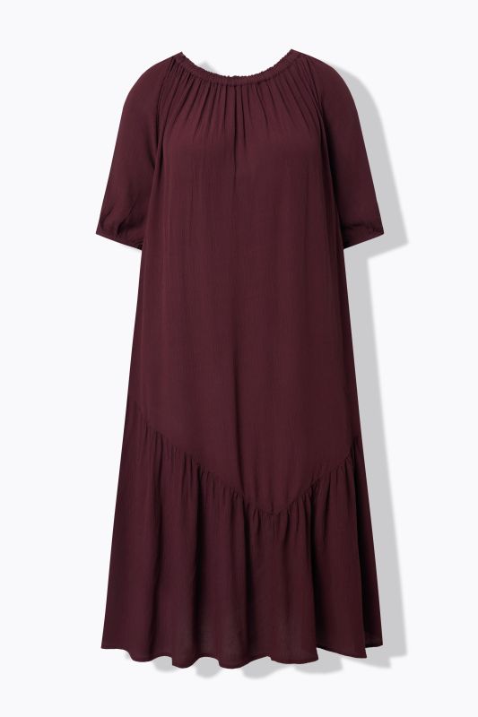 Robe midi à col rond et manches courtes. Base volantée et matière texturée