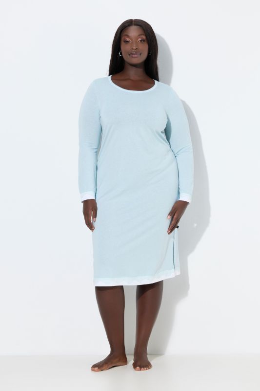 Chemise de nuit oversized, avec dentelle. Col rond et manches longues.