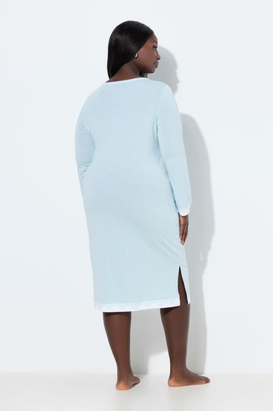 Chemise de nuit oversized, avec dentelle. Col rond et manches longues.