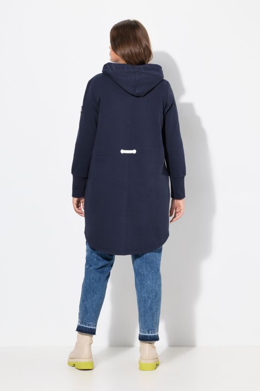 Veste à capuche en molleton. Coupe longue. Cordon de serrage dans la taille. Manches longues