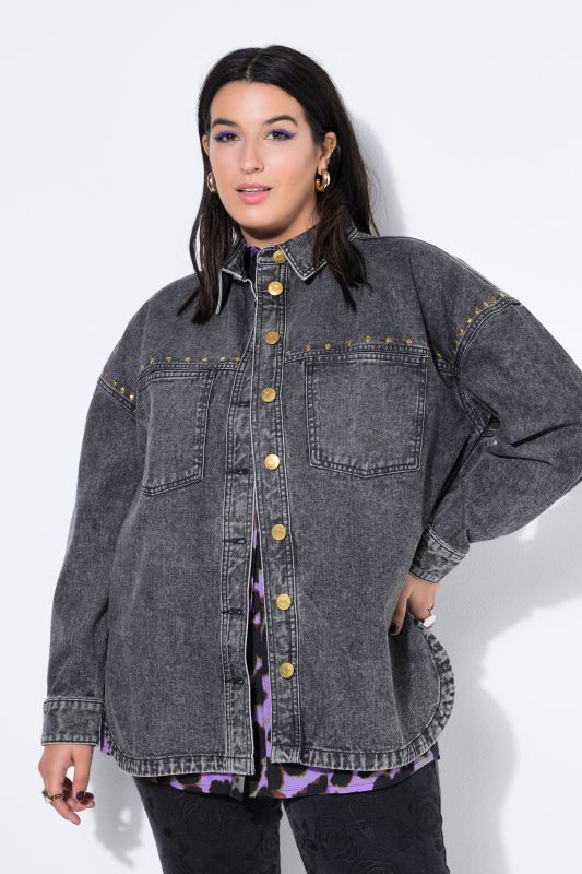 Chemisier en jean oversize, rivets fantaisie et esprit vintage