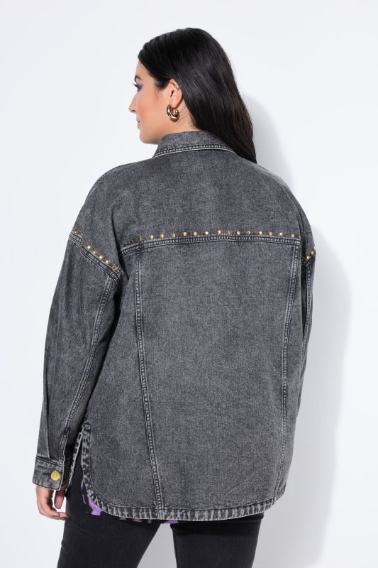 Chemisier en jean oversize, rivets fantaisie et esprit vintage