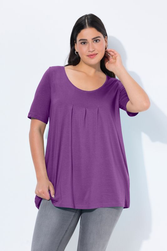 T-shirt en modal. Plis fantaisie, col rond et manches courtes. Coupe évasée