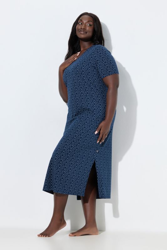 Chemise de nuit à imprimé petits ronds. Décolleté en V et manches longues
