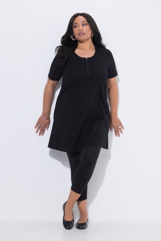 T-shirt long à fermeture zippée. Décolleté rond, manches courtes. Coupe évasée