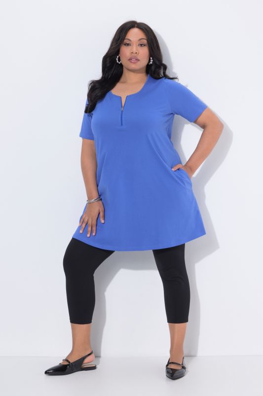 T-shirt long à fermeture zippée. Décolleté rond, manches courtes. Coupe évasée