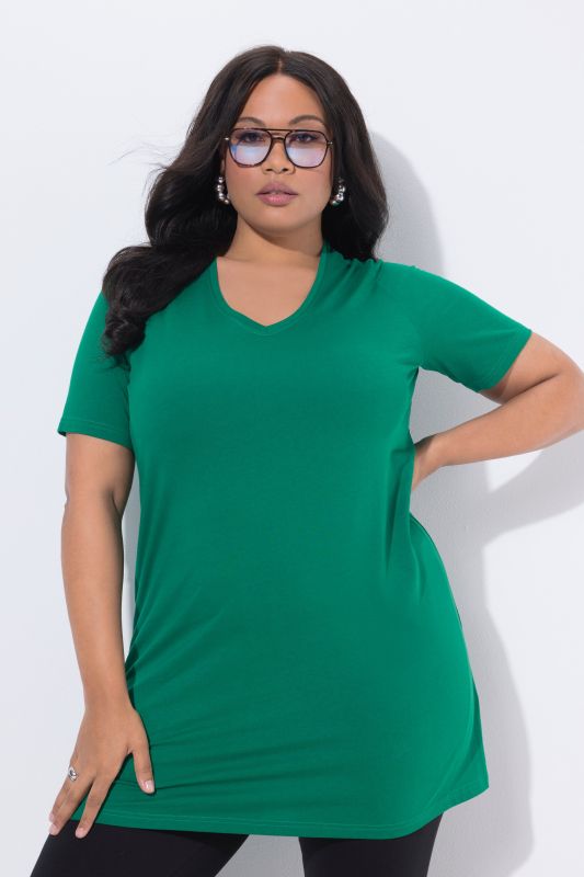 T-shirt long. Manches courtes et col V. Coupe évasée