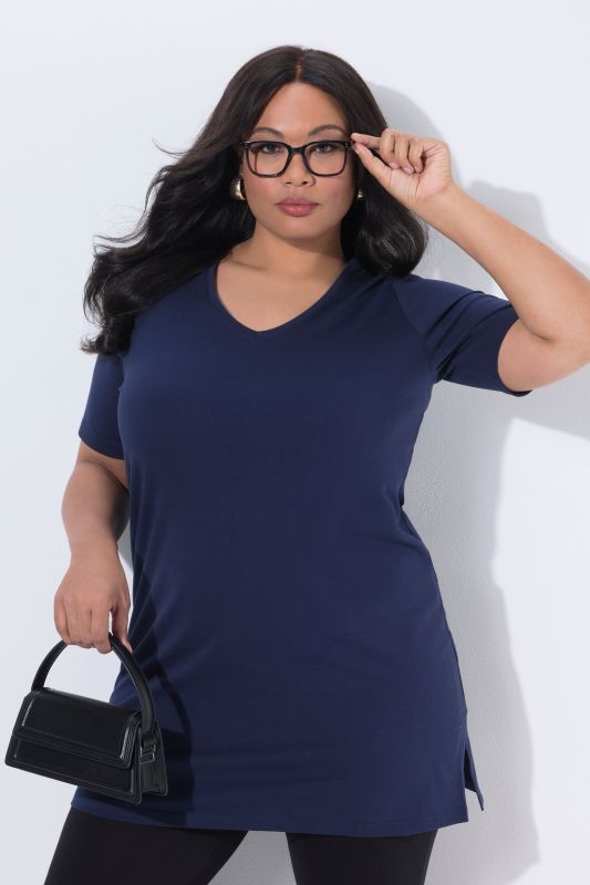 T-shirt long. Manches courtes et col V. Coupe évasée