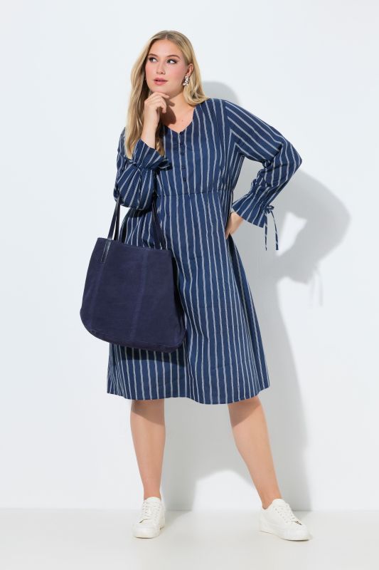 Robe rayée, décolleté en V et manches longues, coupe évasée