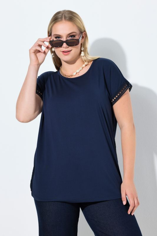 T-shirt avec dentelle ajourée, décolleté rond et manches courtes, coupe Classic Fit