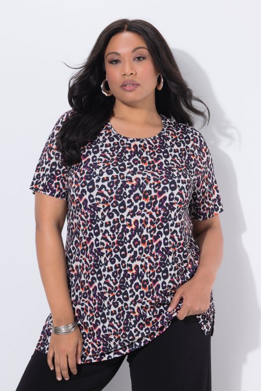 T-shirt long dans un imprimé léopard, col rond et manches courtes, coupe évasée