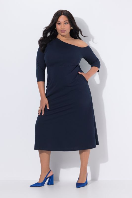 Robe maxi décolleté rond, manche 3/4 à droite et épaule dénudée à gauche, coupe évasée