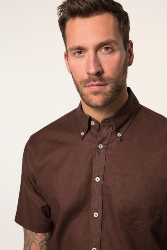 Chemise en lin mélangé. Manches courtes et col à pointes boutonnées. Coupe Modern Fit.