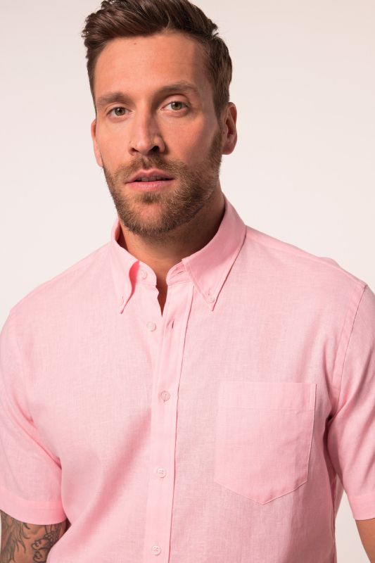 Chemise en lin mélangé. Manches courtes et col à pointes boutonnées. Coupe Modern Fit.