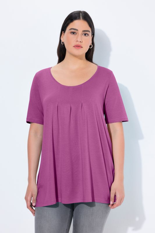 T-shirt en modal. Plis fantaisie, col rond et manches courtes. Coupe évasée