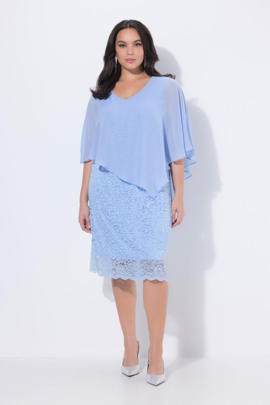 Robe de soirée en jersey. Cape en mousseline. Bas de jupe en dentelle. Manches 3/4