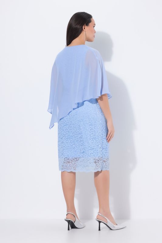 Robe de soirée en jersey. Cape en mousseline. Bas de jupe en dentelle. Manches 3/4