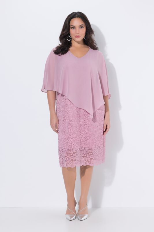 Robe de soirée en jersey. Cape en mousseline. Bas de jupe en dentelle. Manches 3/4