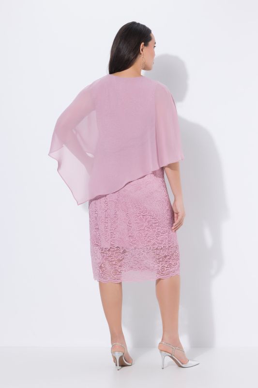 Robe de soirée en jersey. Cape en mousseline. Bas de jupe en dentelle. Manches 3/4