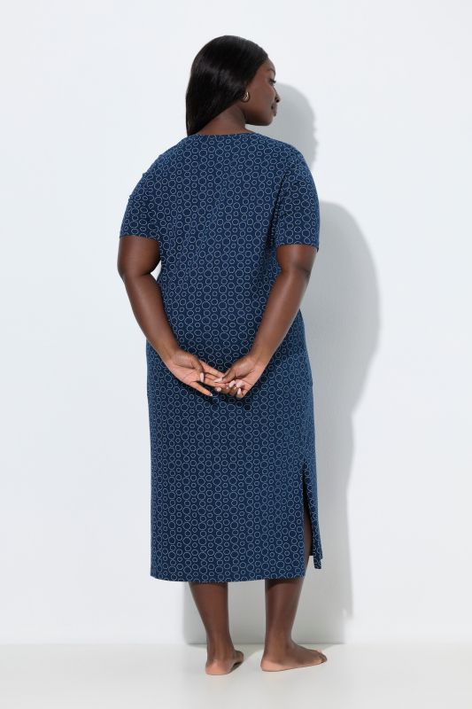 Chemise de nuit à imprimé petits ronds. Décolleté en V et manches longues