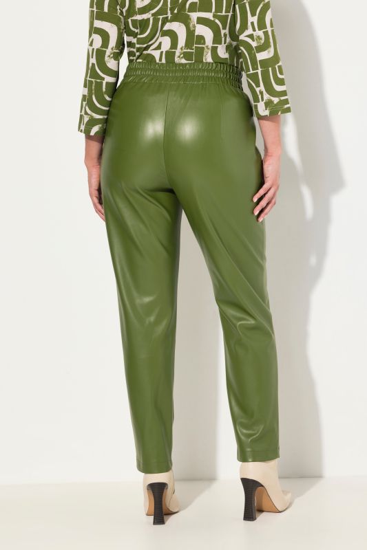 Pantalon 7/8 en similicuir. Passepoils et taille élastique