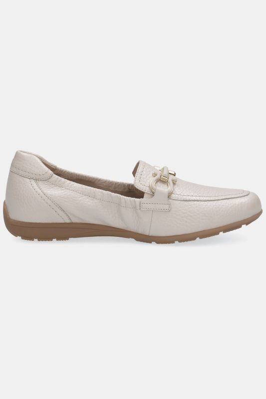 Mocassins en cuir Caprice à barrette fantaisie. Semelle intérieure amovible. Largeur confortable