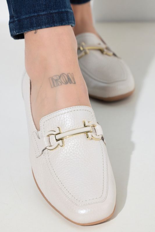 Mocassins en cuir Caprice à barrette fantaisie. Semelle intérieure amovible. Largeur confortable