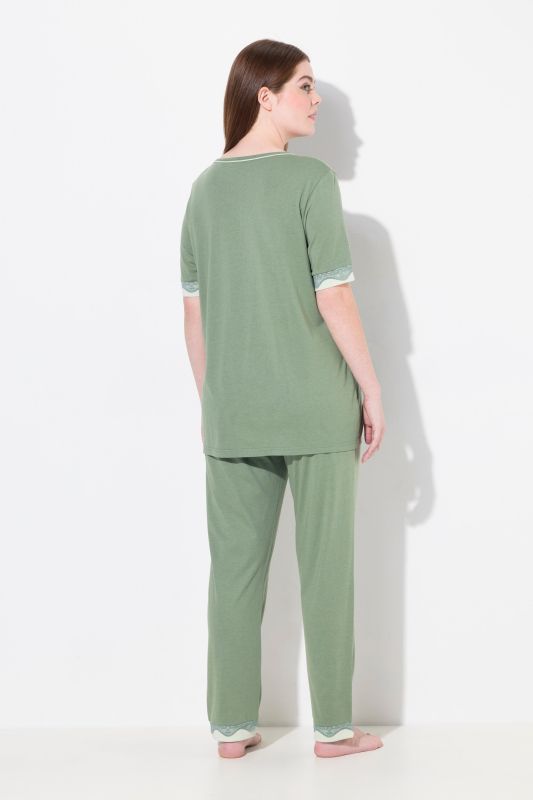 Pyjama deux pièces, T-shirt décolleté rond et manches courtes, liserés en dentelle