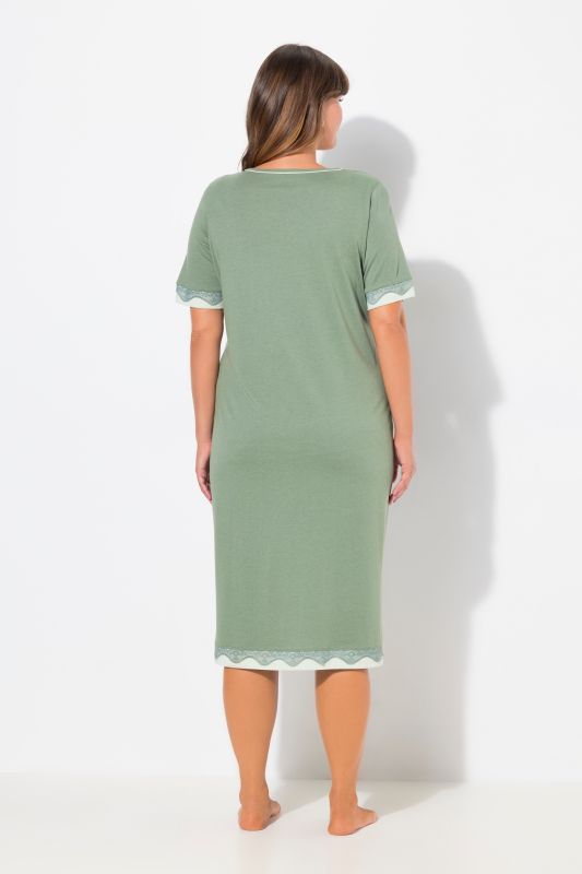 Chemise de nuit décolleté rond et manches courtes, liserés en dentelle