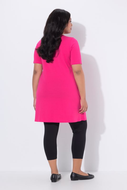 T-shirt long à fermeture zippée. Décolleté rond, manches courtes. Coupe évasée