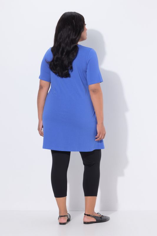 T-shirt long à fermeture zippée. Décolleté rond, manches courtes. Coupe évasée