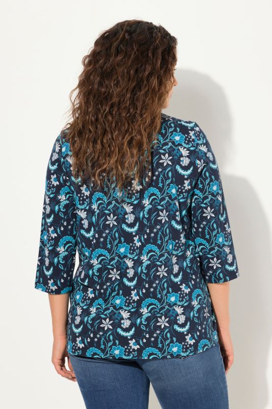 T-shirt à col rond et manches 3/4, passepoils. Coupe évasée.