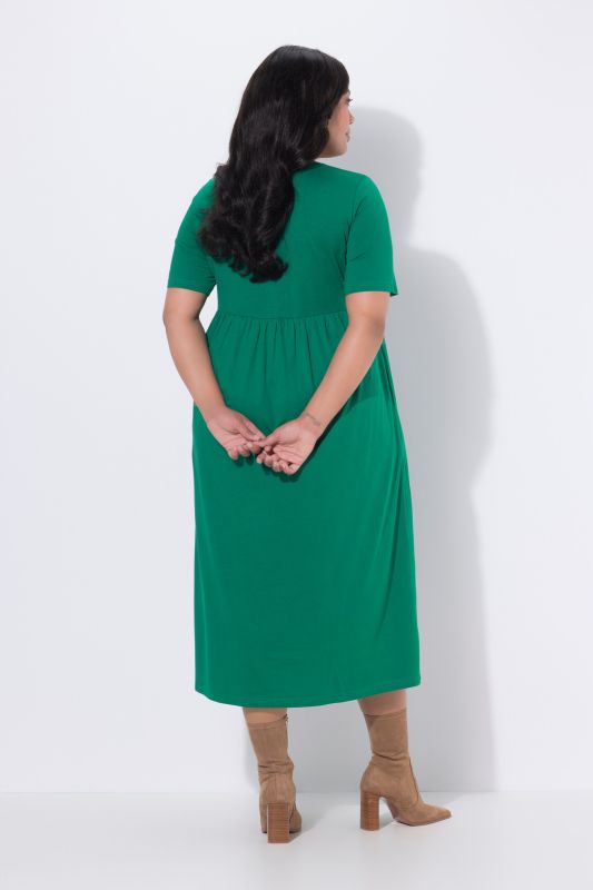 Robe maxi, coupe évasée. Décolleté V, manches courtes. Poches