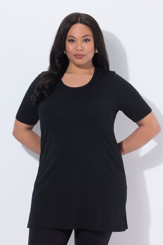 T-shirt long. Col rond et manches courtes. Coupe évasée