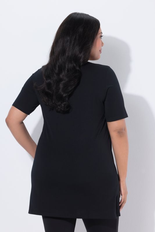 T-shirt long. Col rond et manches courtes. Coupe évasée