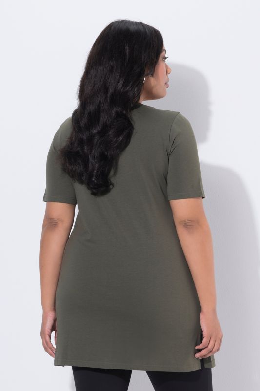 T-shirt long. Col rond et manches courtes. Coupe évasée