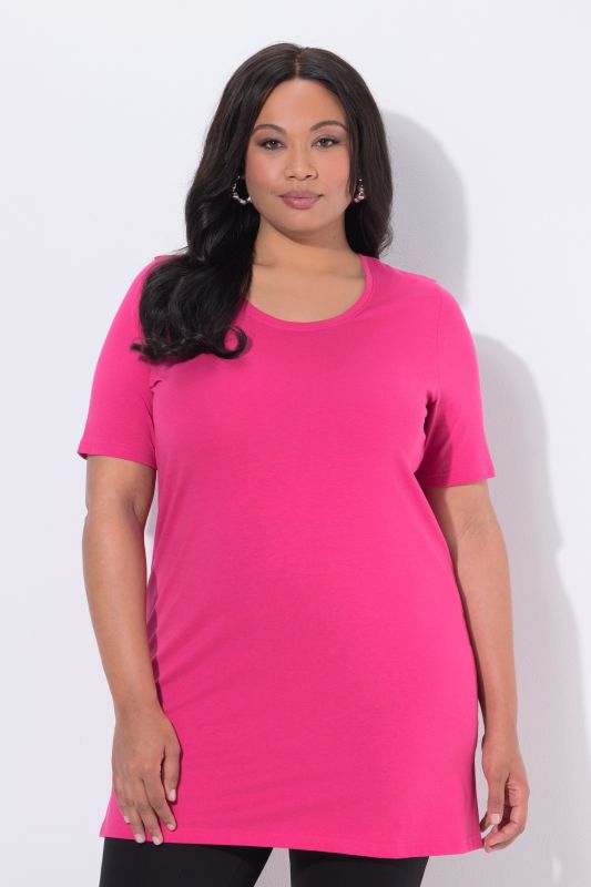 T-shirt long. Col rond et manches courtes. Coupe évasée